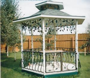 Беседка с коваными элементами