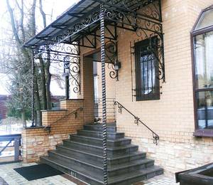 Козырек над входом в частный дом