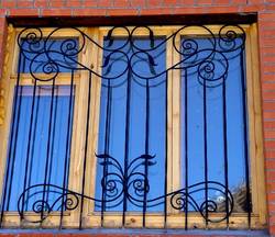 Решетка на окно с коваными элементами