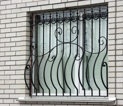 Решетка на окне частного дома
