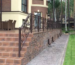 Фото кованого ограждения для входной лестницы