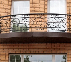 Балкон с коваными элементами