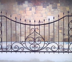 Забор с коваными элементами
